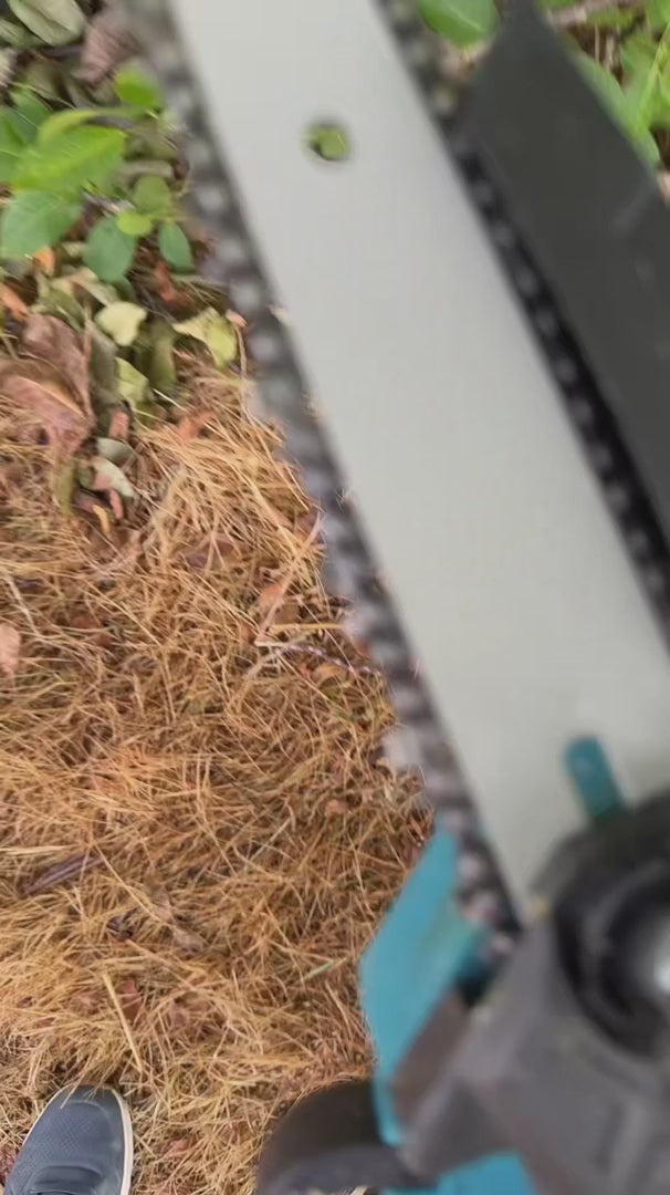 Coupe de broussailles avec la mini-tronçonneuse V30 PRO