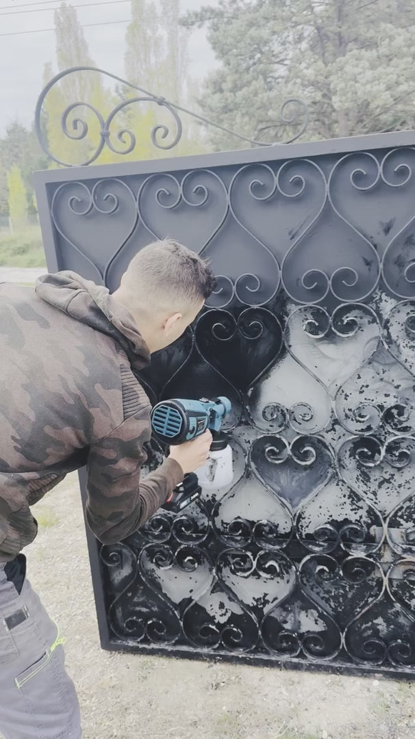 Un client peint son portail avec le pistolet P70 PRO