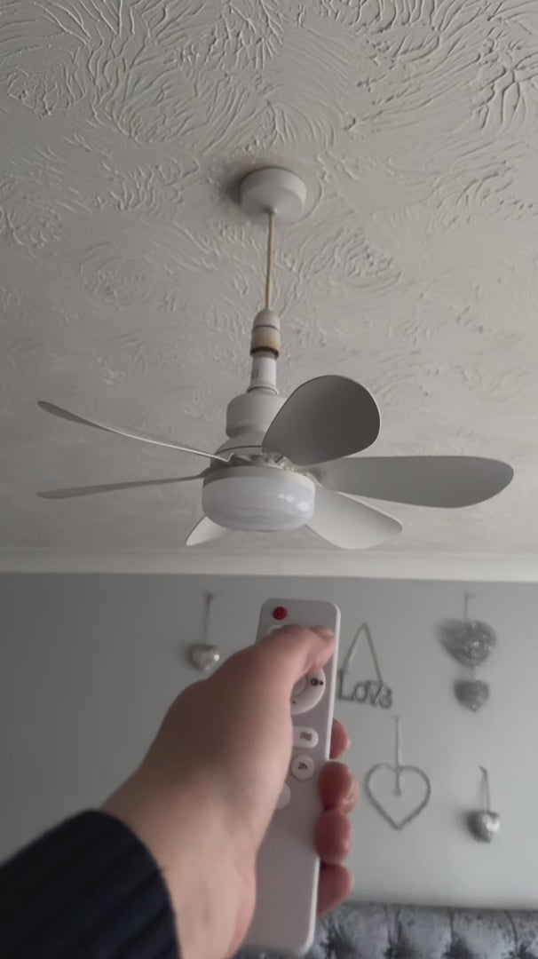 Le ventilateur de plafond en fonctionnement, éclairage allumé