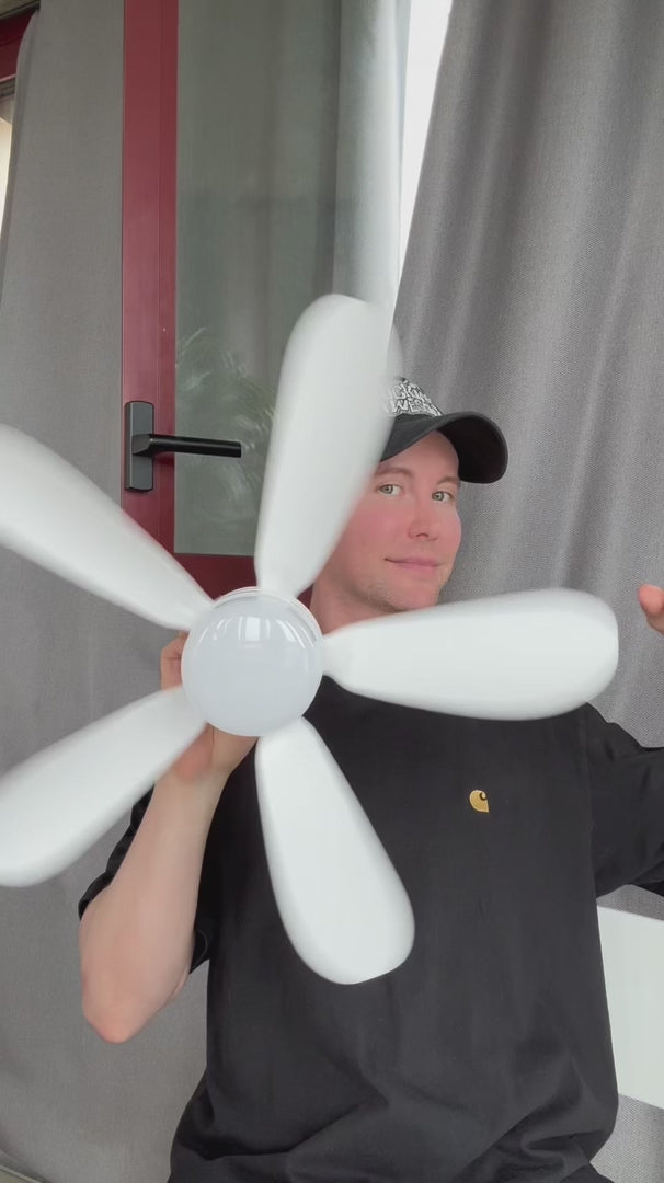 Les pales du ventilateur de plafond se clipsent à la main
